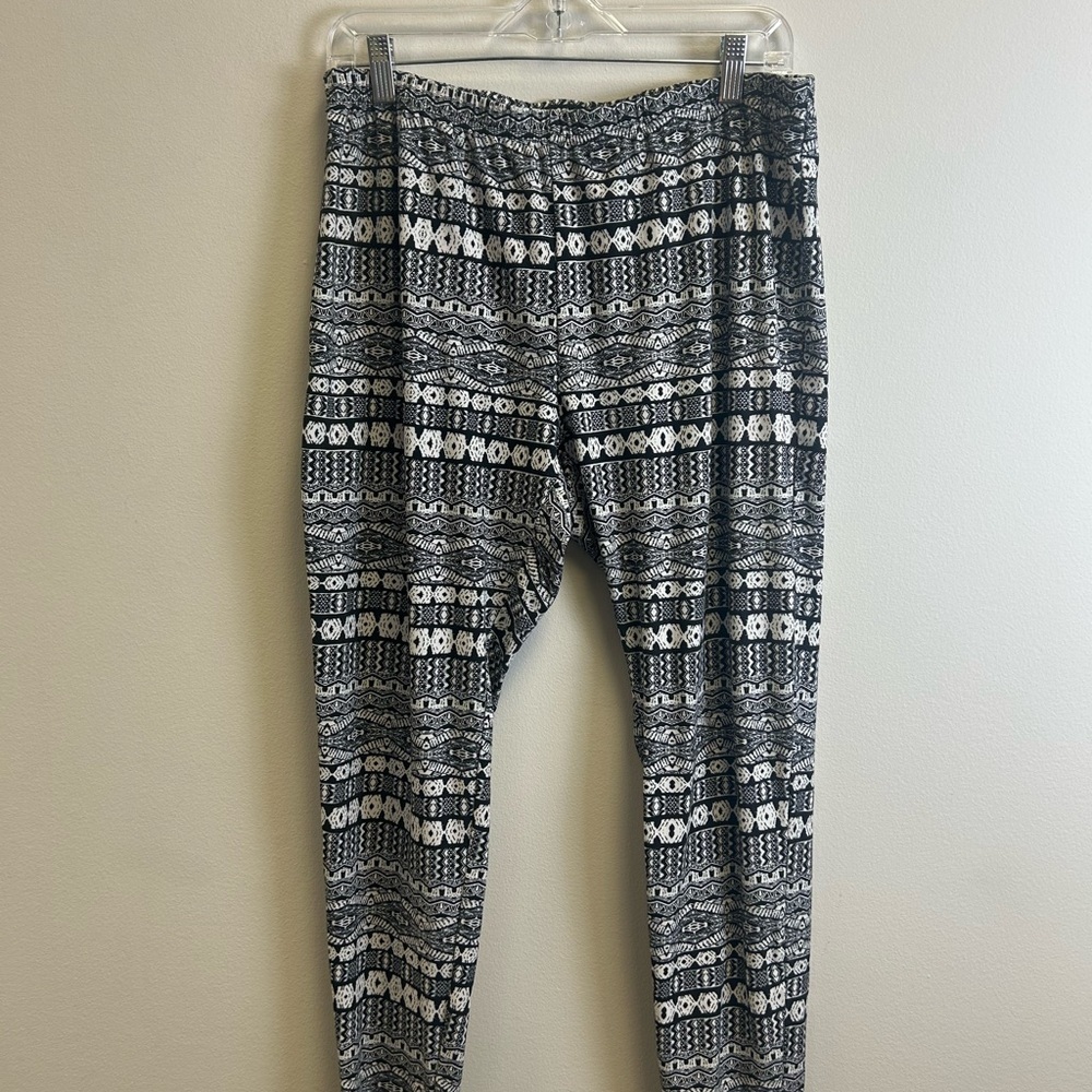 Ultra Flirt Black and White Patterned Leggings